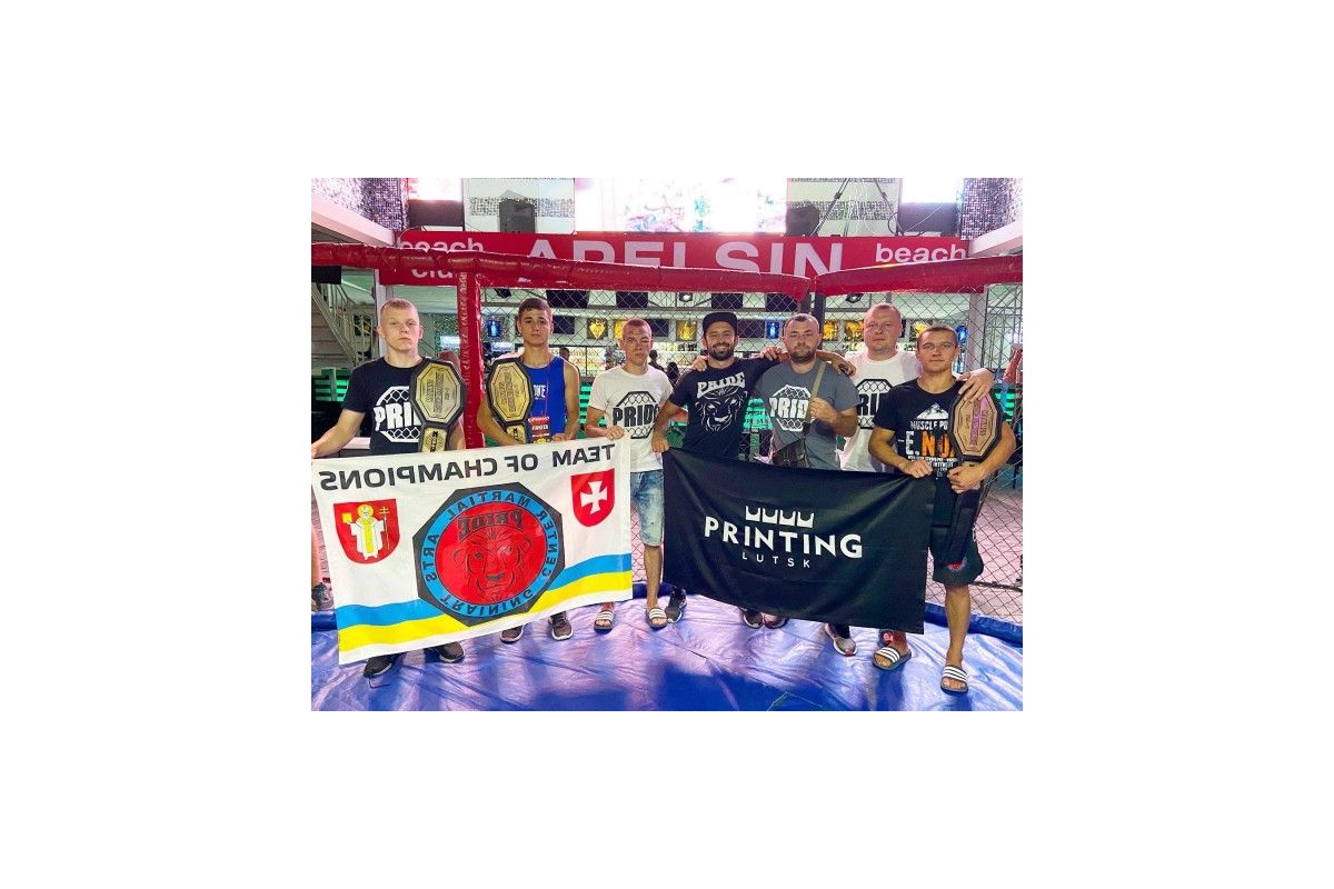 Три чемпіонські пояси ММА за раз! Три чемпіонські пояси ММА за раз!