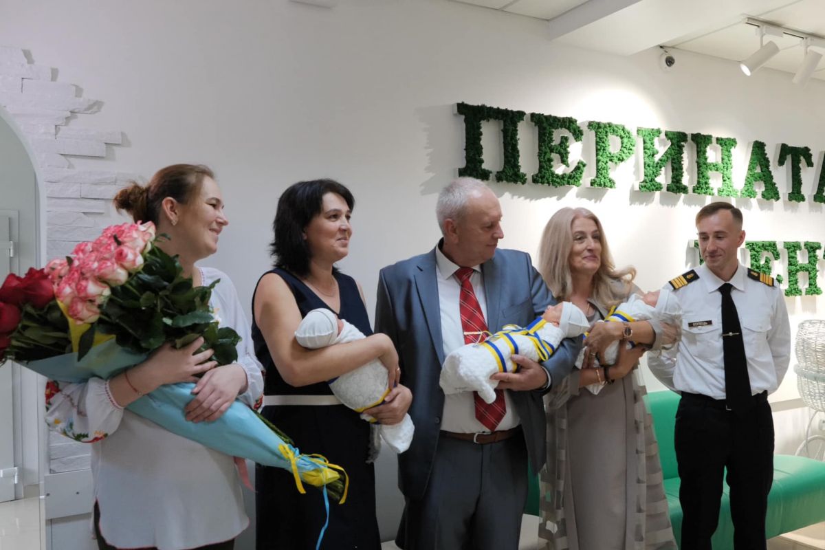 Трійко немовлят у військовій родині Трійко немовлят у військовій родині