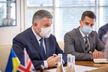 Арсен Аваков провів зустріч з Надзвичайним та Повноважним Послом Великої Британії в Україні Меліндою Сіммонс Арсен Аваков провів зустріч з Надзвичайним та Повноважним Послом Великої Британії в Україні Меліндою Сіммонс