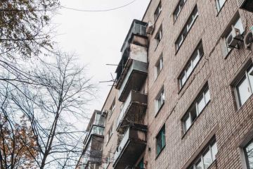 У Дніпрі надзвичайники врятували пенсіонерку, яка сиділа у відчиненому вікні восьмого поверху У Дніпрі надзвичайники врятували пенсіонерку, яка сиділа у відчиненому вікні восьмого поверху