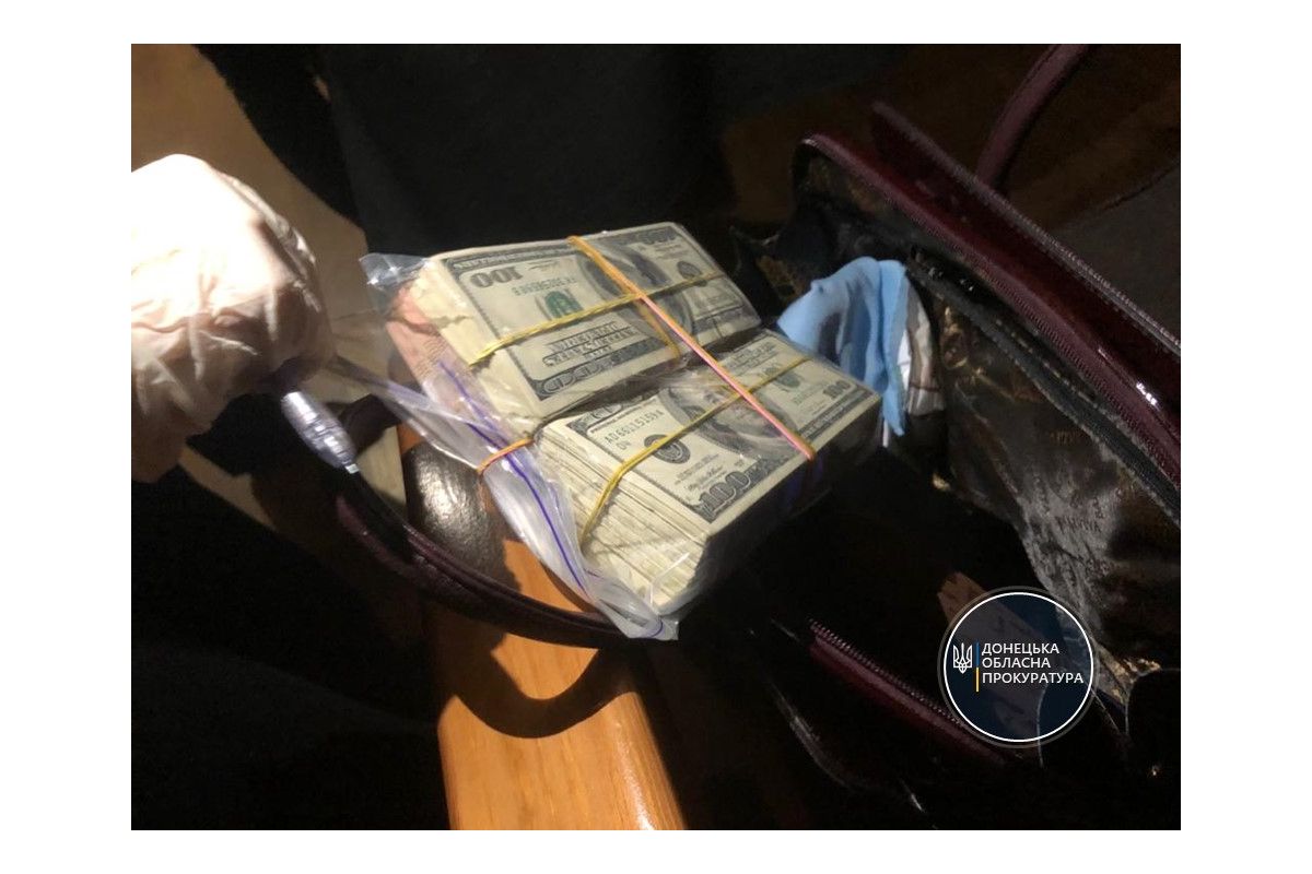 Обрано запобіжні заходи двом службовим особам, які підозрюються в одержанні хабара (ФОТО) Обрано запобіжні заходи двом службовим особам, які підозрюються в одержанні хабара (ФОТО)