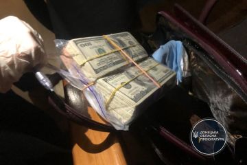 Обрано запобіжні заходи двом службовим особам, які підозрюються в одержанні хабара (ФОТО) Обрано запобіжні заходи двом службовим особам, які підозрюються в одержанні хабара (ФОТО)