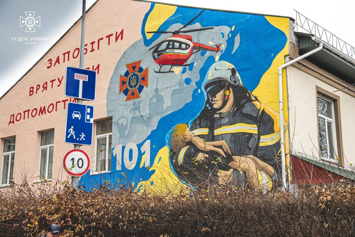 У столиці з'явився мурал, присвячений рятувальникам У столиці з'явився мурал, присвячений рятувальникам
