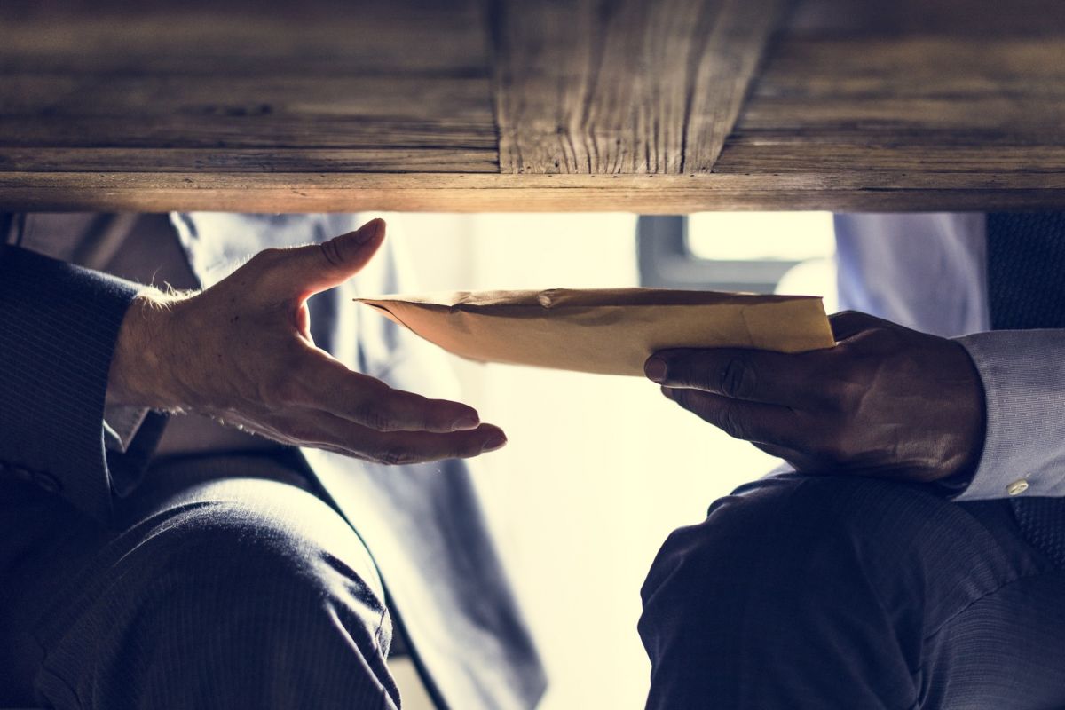 Корупція – «чорна мітка» української влади Корупція – «чорна мітка» української влади