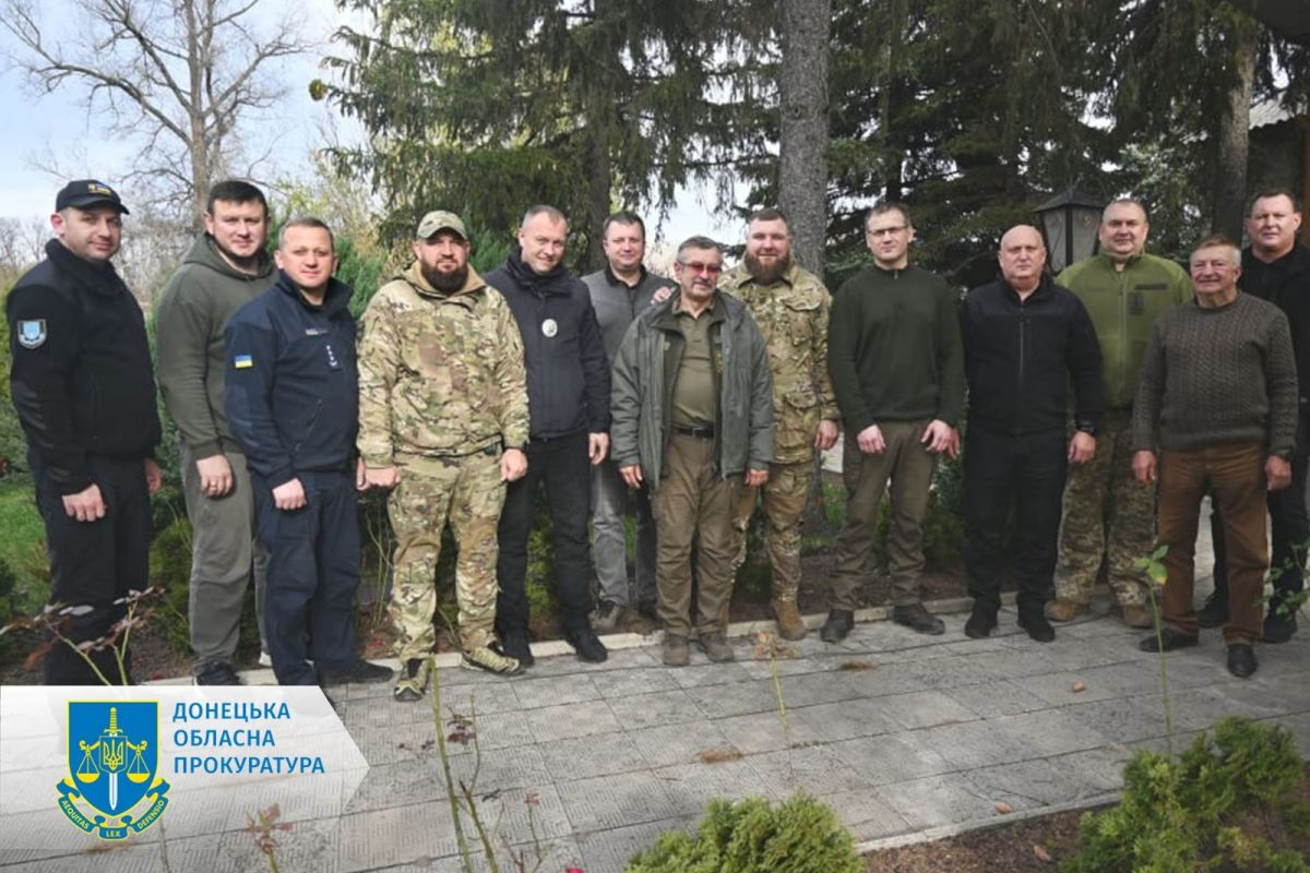Висадили 16 000 саджанців сосни - прокурори долучились до відновлення лісу, знищеного окупантами на території Лиманської громади Висадили 16 000 саджанців сосни - прокурори долучились до відновлення лісу, знищеного окупантами на території Лиманської громади