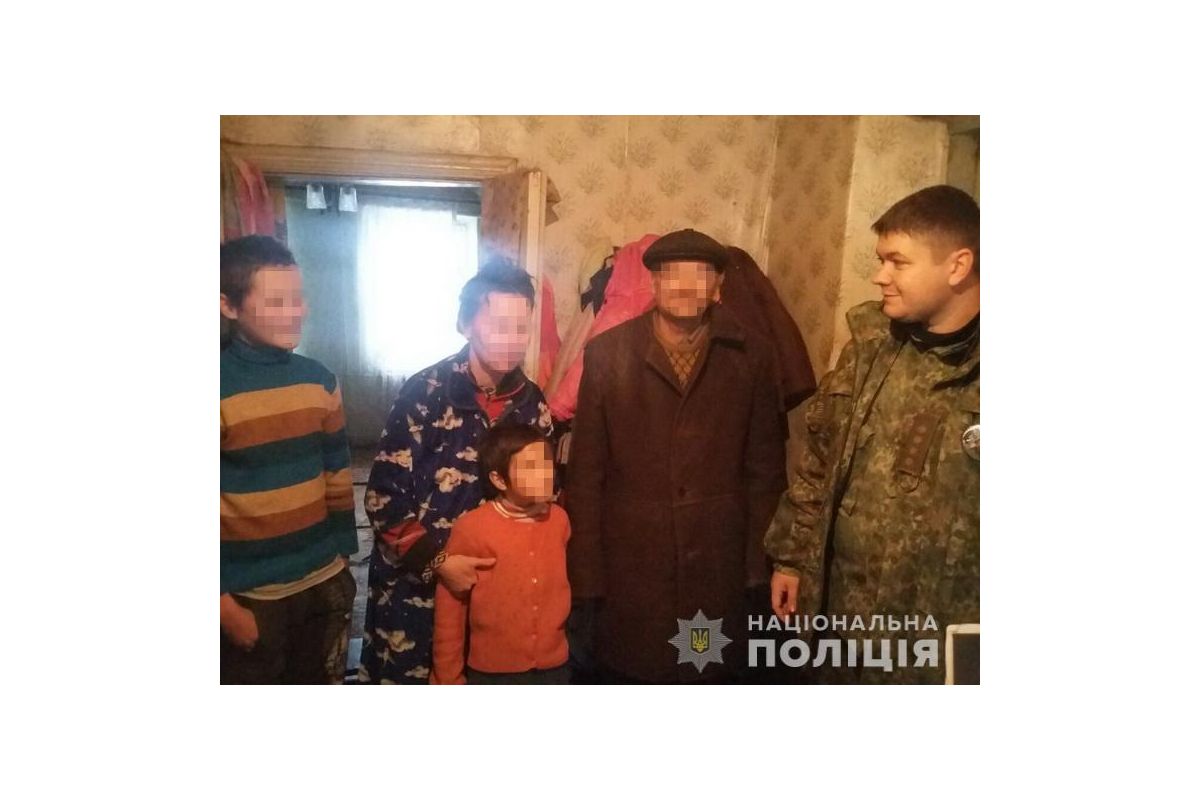 Старобільські поліцейські відвідали родини, які опинилися у складних життєвих обставинах Старобільські поліцейські відвідали родини, які опинилися у складних життєвих обставинах