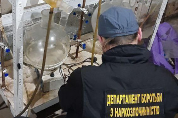 Виготовляли 60 кг «дурі» на місяць: під Черніговом накрили нарколабораторію Виготовляли 60 кг «дурі» на місяць: під Черніговом накрили нарколабораторію