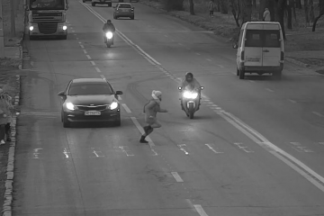 Мотоцикліст збив дівчинку  Мотоцикліст збив дівчинку