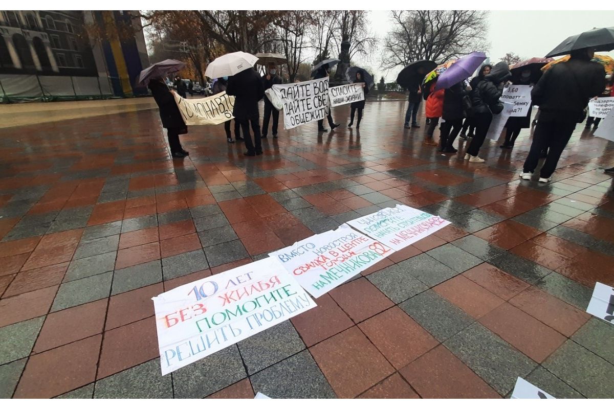 Мітинг проти завищених тарифів пройшов під Одеською міськрадою Мітинг проти завищених тарифів пройшов під Одеською міськрадою