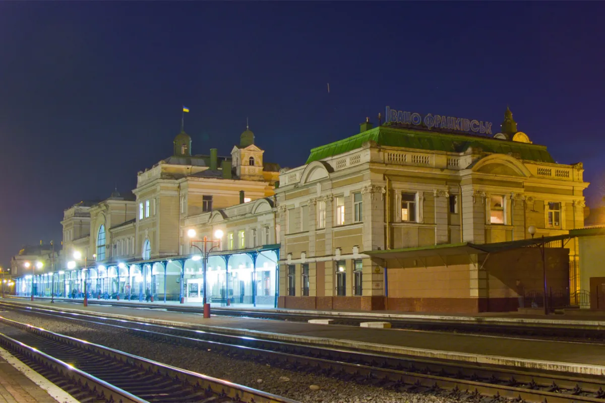 На Івано-Франківщині відсторонили від роботи нещеплених залізничників.