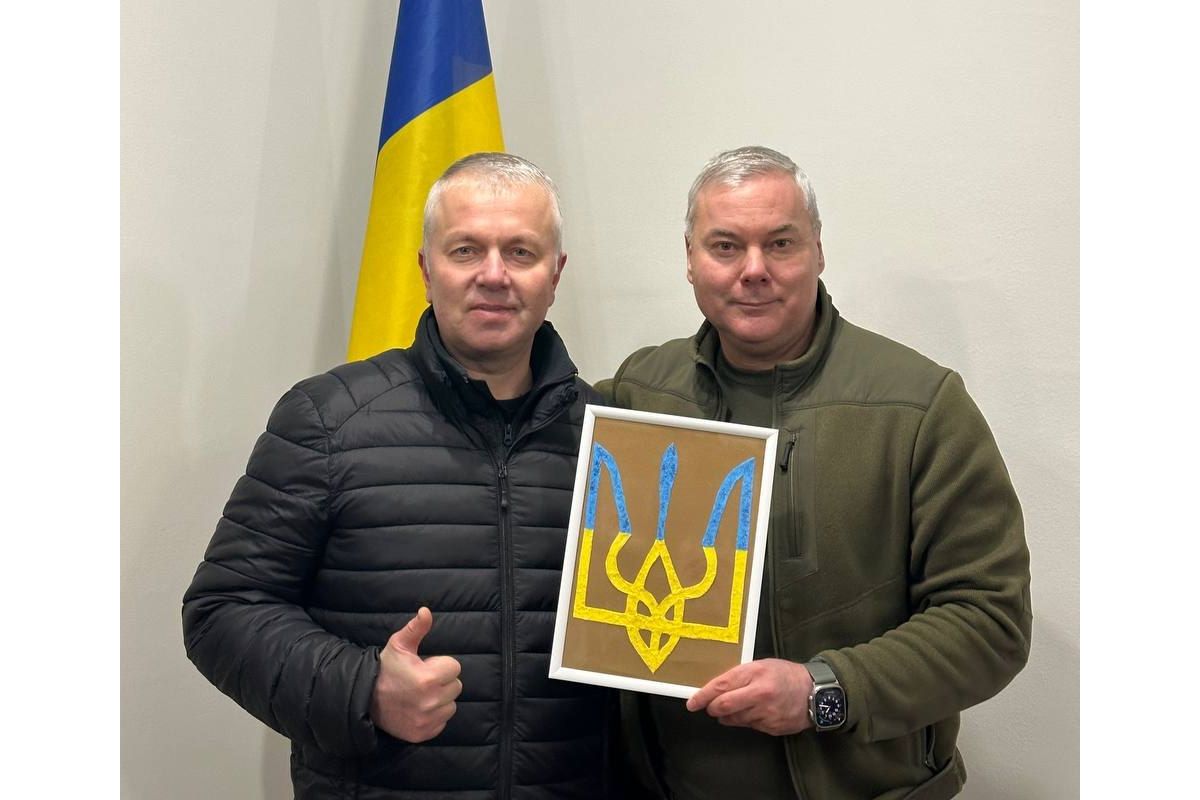 Діти віддячили військовим за всебічну допомогу. Генерал Наєв отримав подарунок Діти віддячили військовим за всебічну допомогу. Генерал Наєв отримав подарунок