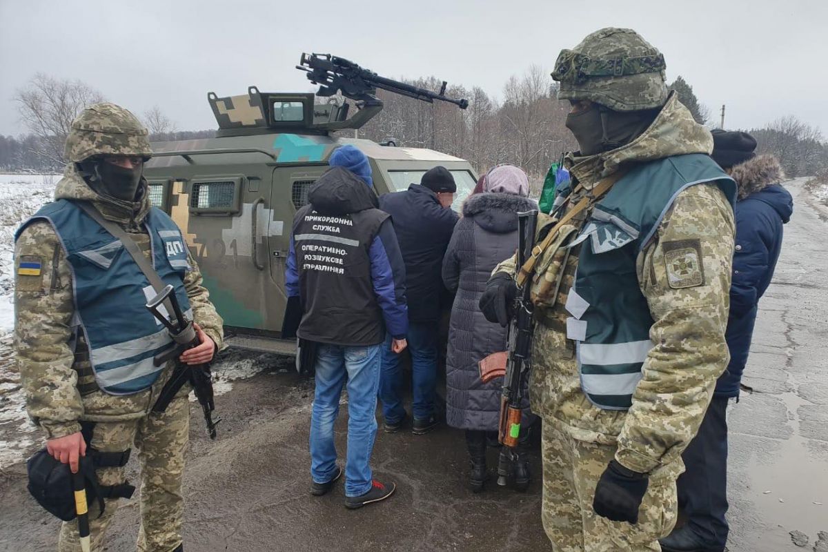 Прикордонниками зі складу Об’єднаних сил викрито групу осіб, які незаконно перетнули лінію розмежування