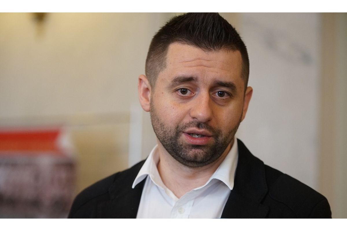 Політики нарешті пояснили, чому вони вирішили підняти тарифи на всі комунальні послуги Політики нарешті пояснили, чому вони вирішили підняти тарифи на всі комунальні послуги