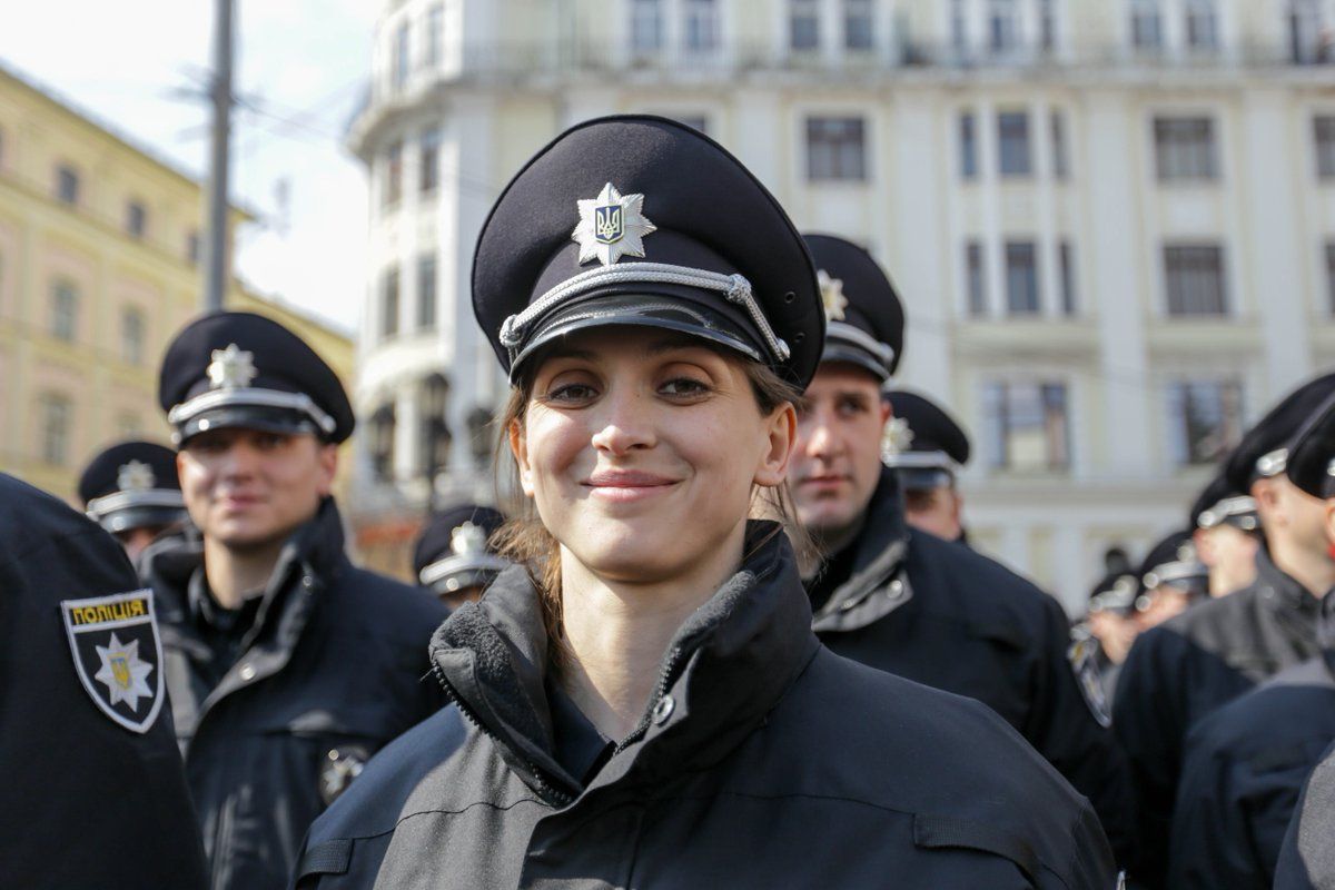 Агресія проти поліції в Дніпрі продовжується: 29-річна Дніпрянка поранила співробітницю поліції пляшкою