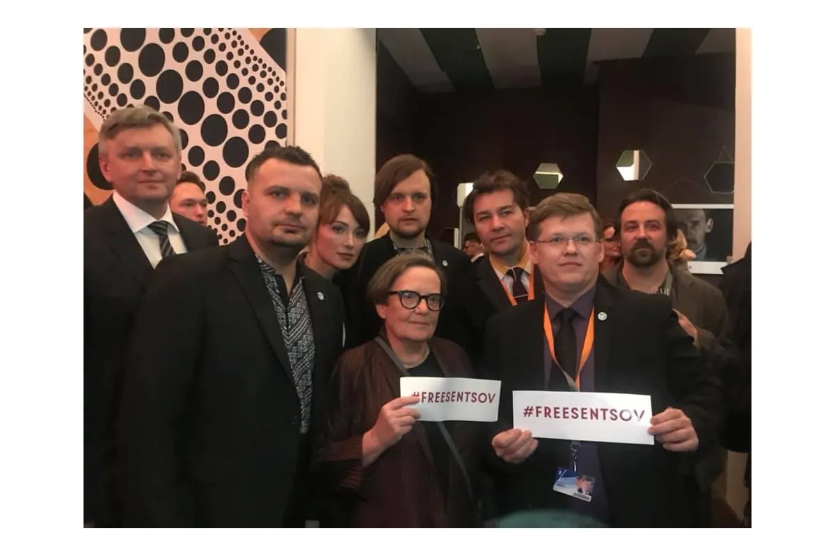 Українська делегація на Berlinale провела акцію на підтримку Олега Сенцова