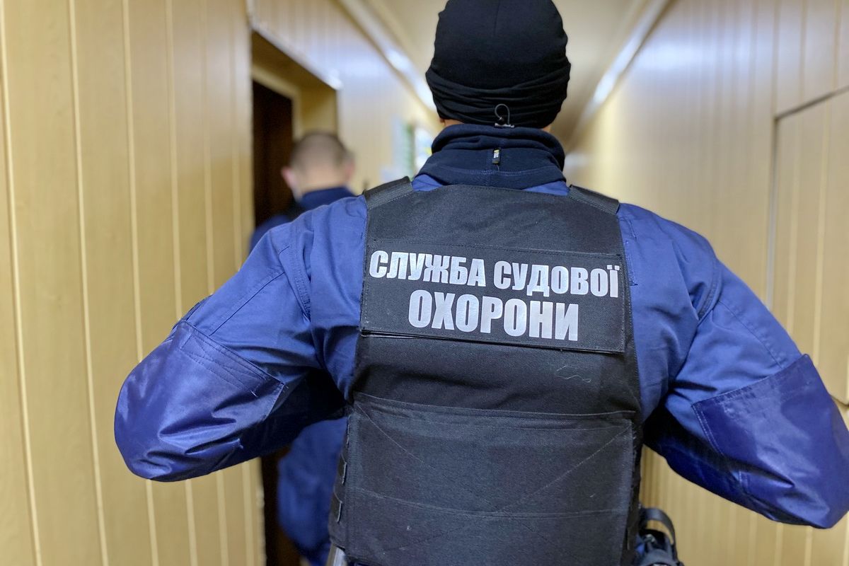 Судові охоронці Рівненщини забезпечили безпеку розгляду резонансної справи: не дозволили пронести до суду пістолети, ніж, дерев’яні палиці Судові охоронці Рівненщини забезпечили безпеку розгляду резонансної справи: не дозволили пронести до суду пістолет Судові охоронці Рівненщини забезпечили безпеку розгляду резонансної справи: не дозволили пронести до суду пістолети, ніж, дерев’яні палиці Судові охоронці Рівненщини забезпечили безпеку розгляду резонансної справи: не дозволили пронести до суду пістолет