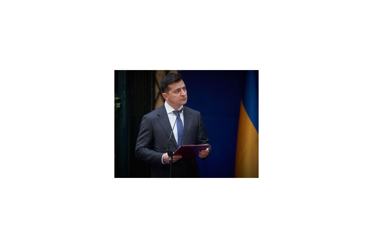 Зеленський відвідав польову лабораторію де перевірятимуть військових на коронавірус Зеленський відвідав польову лабораторію де перевірятимуть військових на коронавірус