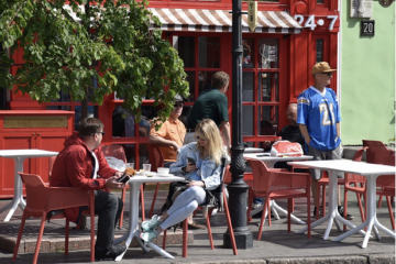 Одесса выходит из карантина: очереди в магазины, переполненные парки и детские площадки, первые посетители в ресторанах. ФОТОрепортаж Одесса выходит из карантина: очереди в магазины, переполненные парки и детские площадки, первые посетители в ресторанах. ФОТОрепортаж