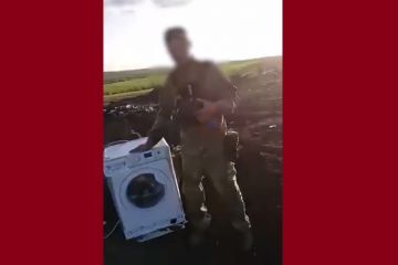 Вдумайтеся, мародери з кацапстану принесли пральну машинку на бойові позиції в поле, але й тут щось пішло не так 😅 - ЗСУ вигнали їх звідти, а пралка так і залишилися на розбитій позиції  Вдумайтеся, мародери з кацапстану принесли пральну машинку на бойові позиції в поле, але й тут щось пішло не так 😅 - ЗСУ вигнали їх звідти, а пралка так і залишилися на розбитій позиції