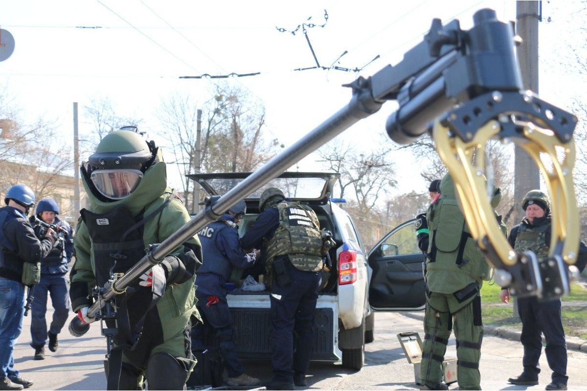 Російське вторгнення в Україну : підрозділи ДСНС України залучалися 173 рази, знешкоджено 1 тис. 202 вибухонебезпечні предмети