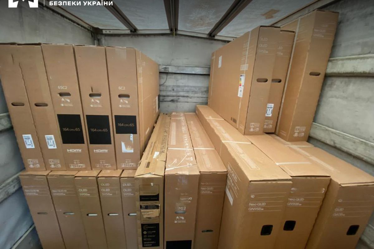 БЕБ провело обшуки на Львівській митниці за фактами безмитного ввезення техніки на 40 млн грн БЕБ провело обшуки на Львівській митниці за фактами безмитного ввезення техніки на 40 млн грн