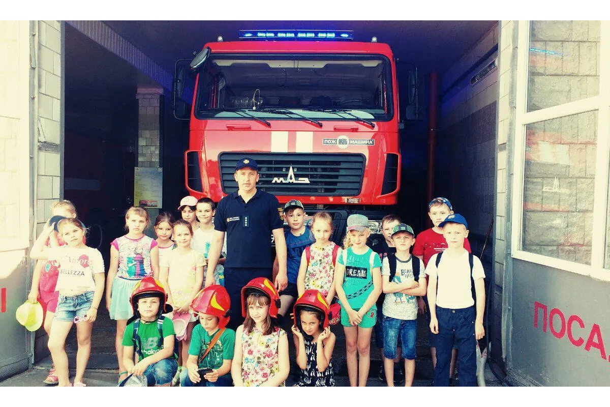 Хмельниччина: рятувальники провели надзвичайну екскурсію пожежною частиною для дітлахів