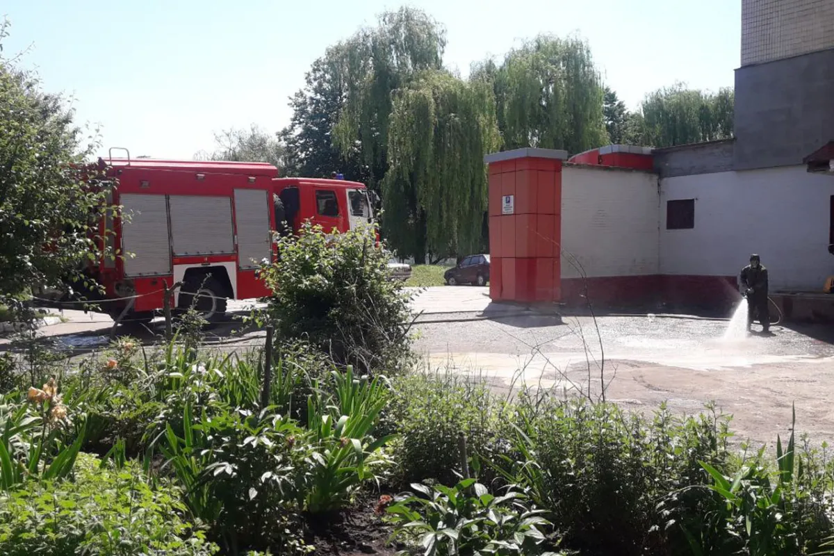 На Хмельниччині рятувальники ліквідували наслідки витоку інсектицидів на території поштового відділення