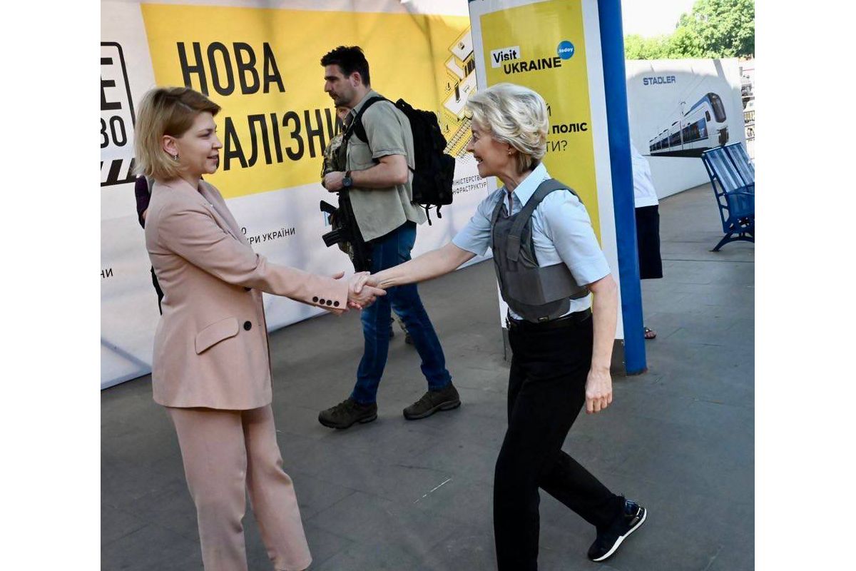 Голова Єврокомісії Урсула фон дер Ляєн прибула до Києва, щоб провести переговори щодо заявки України на вступ до ЄС Голова Єврокомісії Урсула фон дер Ляєн прибула до Києва, щоб провести переговори щодо заявки України на вступ до ЄС