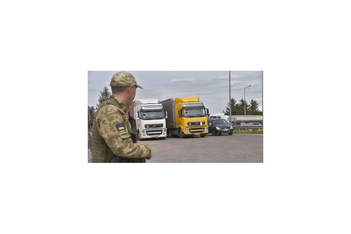 Держприкордонслужба дозволила вантажівкам перетинати кордон ще у двох пунктах пропуску Держприкордонслужба дозволила вантажівкам перетинати кордон ще у двох пунктах пропуску