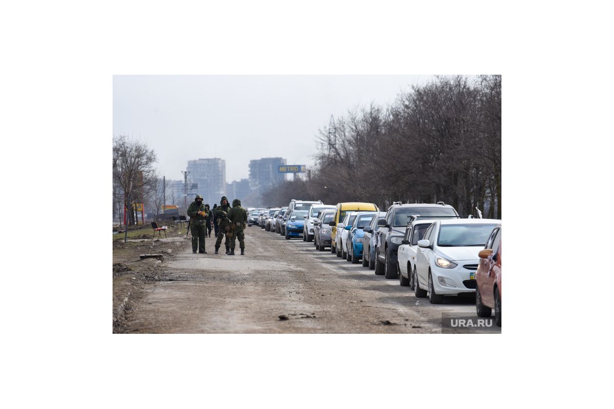 Перевіряв громадян, які намагались виїхати з окупованого Маріуполя – поліцейському заочно повідомлено про підозру