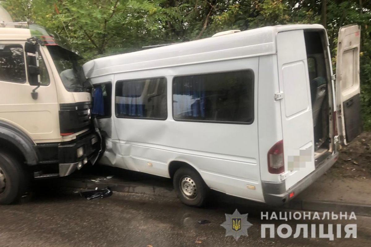 У Дніпрі через зіткнення з вантажівкою постраждали пасажири маршрутки У Дніпрі через зіткнення з вантажівкою постраждали пасажири маршрутки