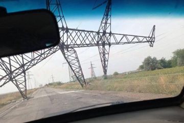 На Херсонщині раптово почали падати високовольтні лінії, що ведуть із Запорізької АЕС до Криму На Херсонщині раптово почали падати високовольтні лінії, що ведуть із Запорізької АЕС до Криму