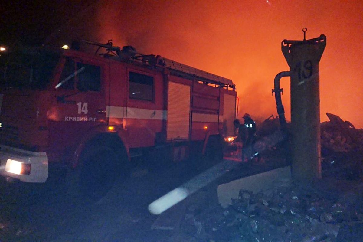 У Кривому Розі рятувальники ліквідують пожежу на сміттєзвалищі У Кривому Розі рятувальники ліквідують пожежу на сміттєзвалищі
