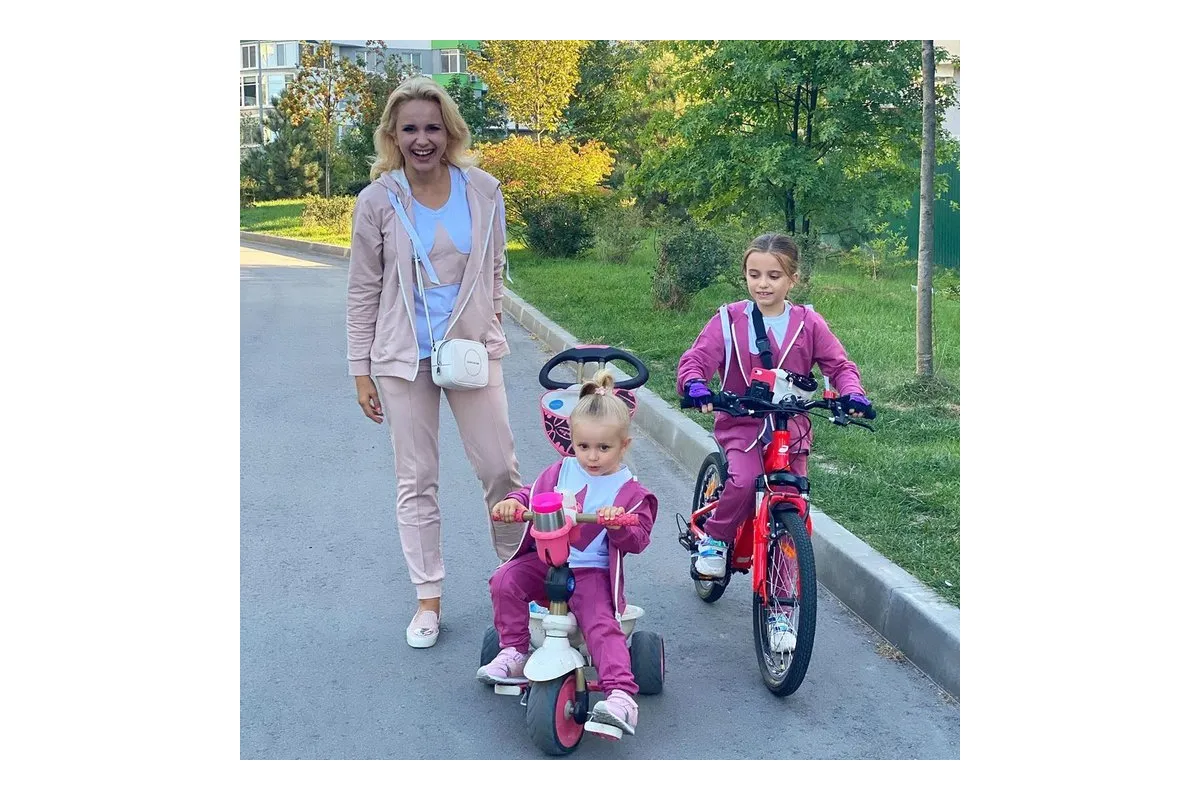 Телеведуча Лілія Ребрик з доньками на велопрогулянці
