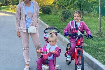 Телеведуча Лілія Ребрик з доньками на велопрогулянці Телеведуча Лілія Ребрик з доньками на велопрогулянці