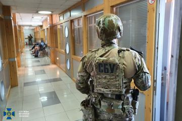 СБУ викрила посадовців Поліської митниці на організації корупційної схеми на понад 100 мільйонів гривень під час розмитнення авто (відео) СБУ викрила посадовців Поліської митниці на організації корупційної схеми на понад 100 мільйонів гривень під час розмитнення авто (відео)