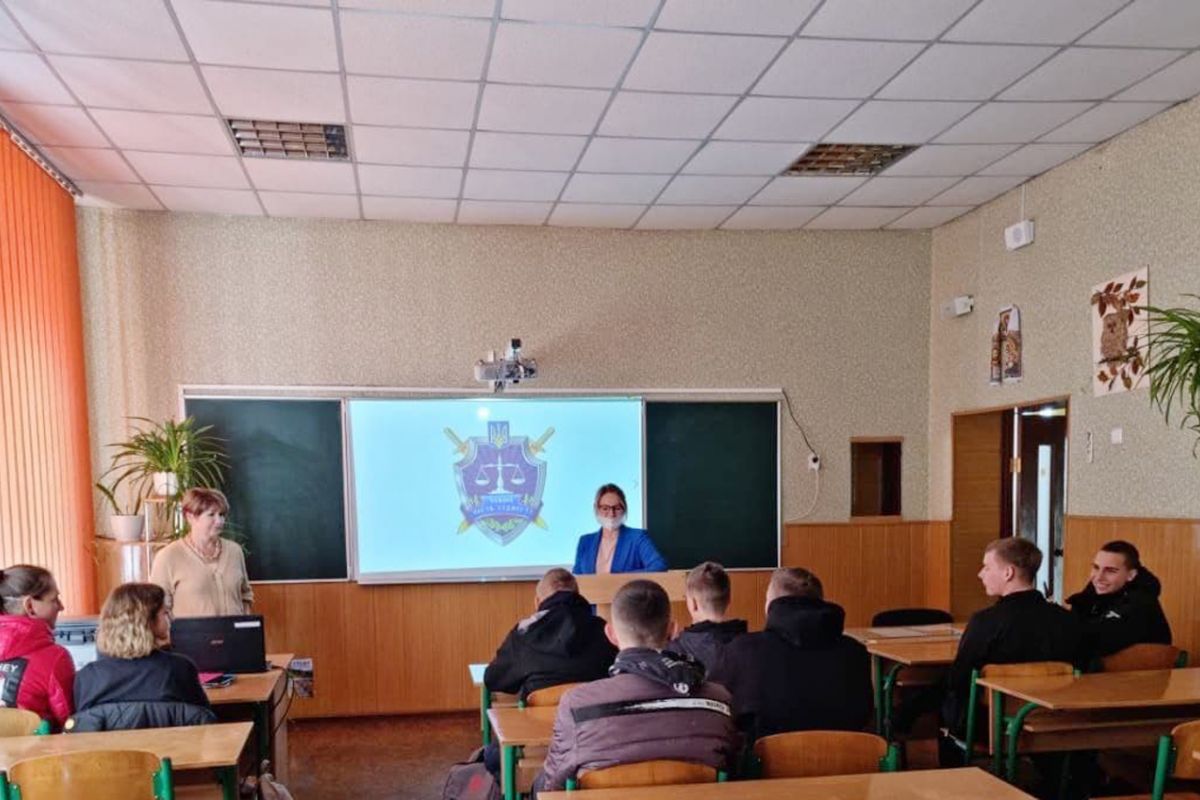 Ювенальні прокурори Донеччини розповіли школярам про важливу роль прокуратури у розвитку держави Ювенальні прокурори Донеччини розповіли школярам про важливу роль прокуратури у розвитку держави