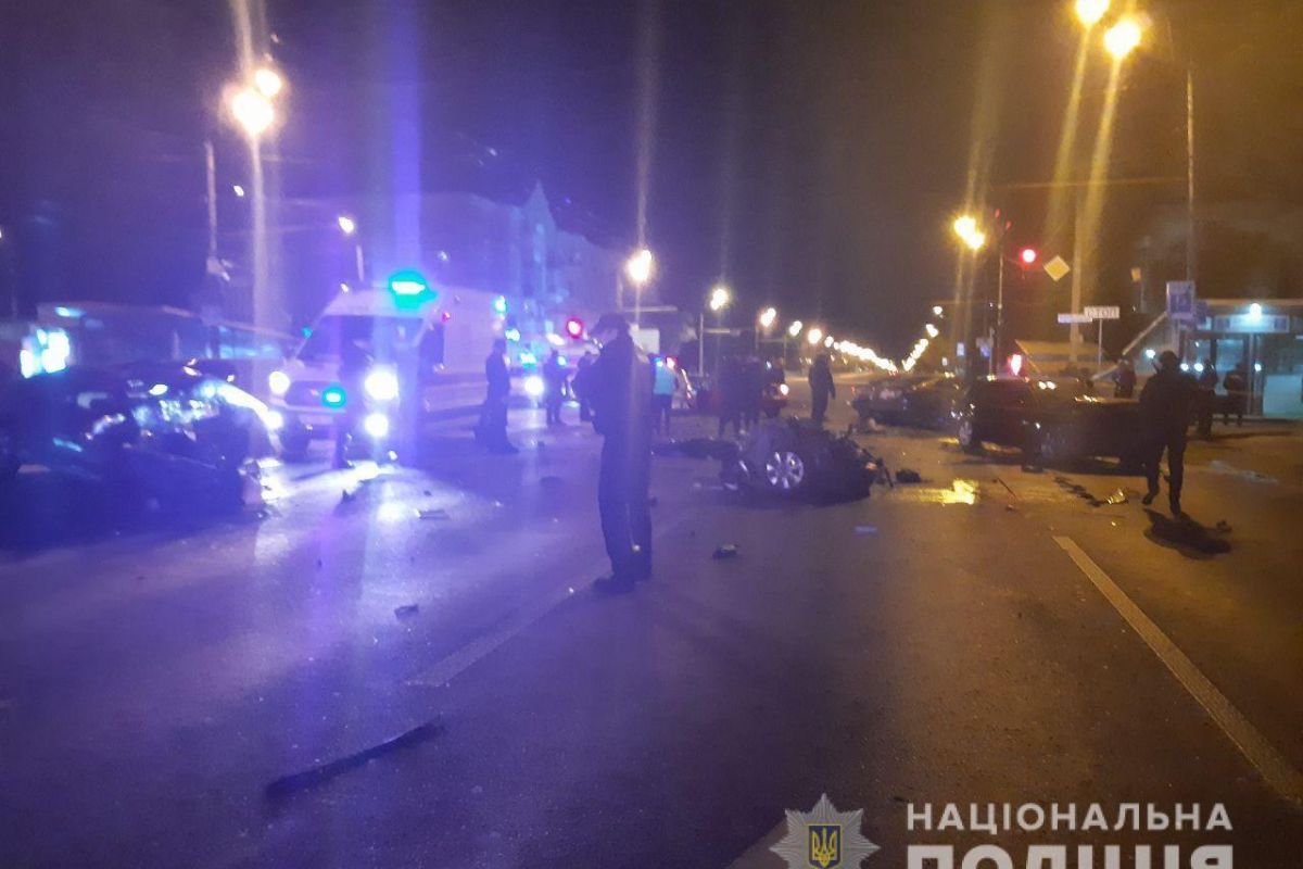 У Дніпрі водій «Infiniti» спричинив ДТП за участі п'яти автомобілів У Дніпрі водій «Infiniti» спричинив ДТП за участі п'яти автомобілів