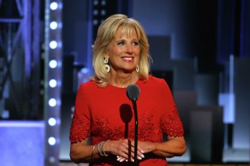 Перша леді та Остін привітали військових та ветеранів, які доглядають дітей, на заході у Білому домі Перша леді та Остін привітали військових та ветеранів, які доглядають дітей, на заході у Білому домі