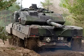 ​Очільниця Міноборони Німеччини вперше допустила надання Україні танків Leopard 2, — RND