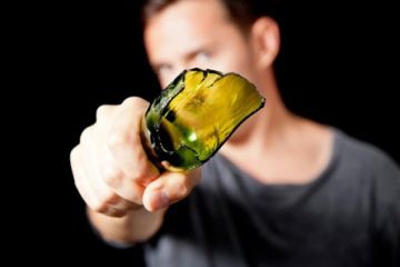 Пішоходові, який погрожував поліцейським розбитою скляною пляшкою, загрожує до 3 років за гратами Пішоходові, який погрожував поліцейським розбитою скляною пляшкою, загрожує до 3 років за гратами