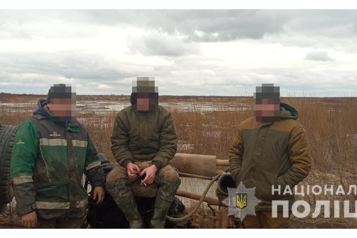 Незаконне видобування бурштину Незаконне видобування бурштину