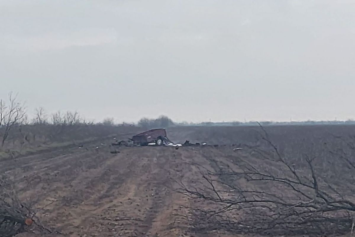 На Херсонщині автомобіль з мирними людьми підірвався на міні, залишеній російськими окупантами На Херсонщині автомобіль з мирними людьми підірвався на міні, залишеній російськими окупантами