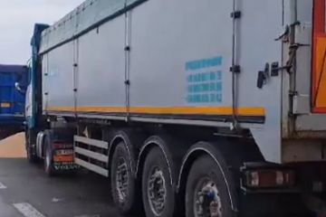 Українське посольство наполягає на тому, щоб поліція Польщі розслідувала інцидент з розсипанням зерна на кордоні, який дипломати описують як ганебний Українське посольство наполягає на тому, щоб поліція Польщі розслідувала інцидент з розсипанням зерна на кордоні, який дипломати описують як ганебний