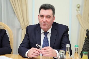 236 госизмен Данилова. Почему олигарху Ахметову и сотням бывших депутатов грозят тюрьмой за Черноморский флот 236 госизмен Данилова. Почему олигарху Ахметову и сотням бывших депутатов грозят тюрьмой за Черноморский флот