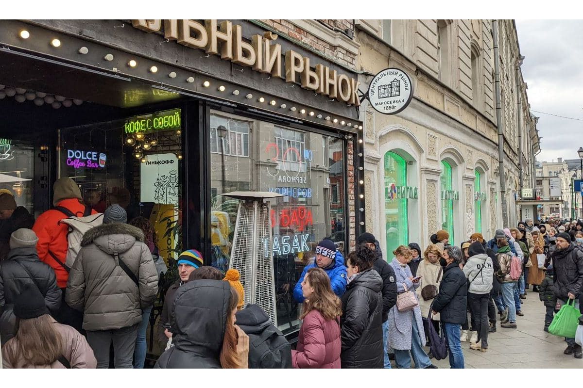 Москва. Черга по долари. Москва. Черга по долари.