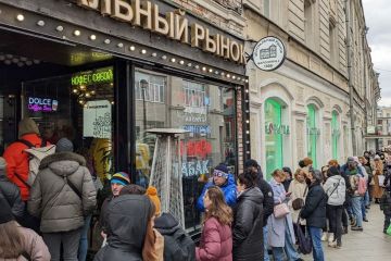 Москва. Черга по долари. Москва. Черга по долари.