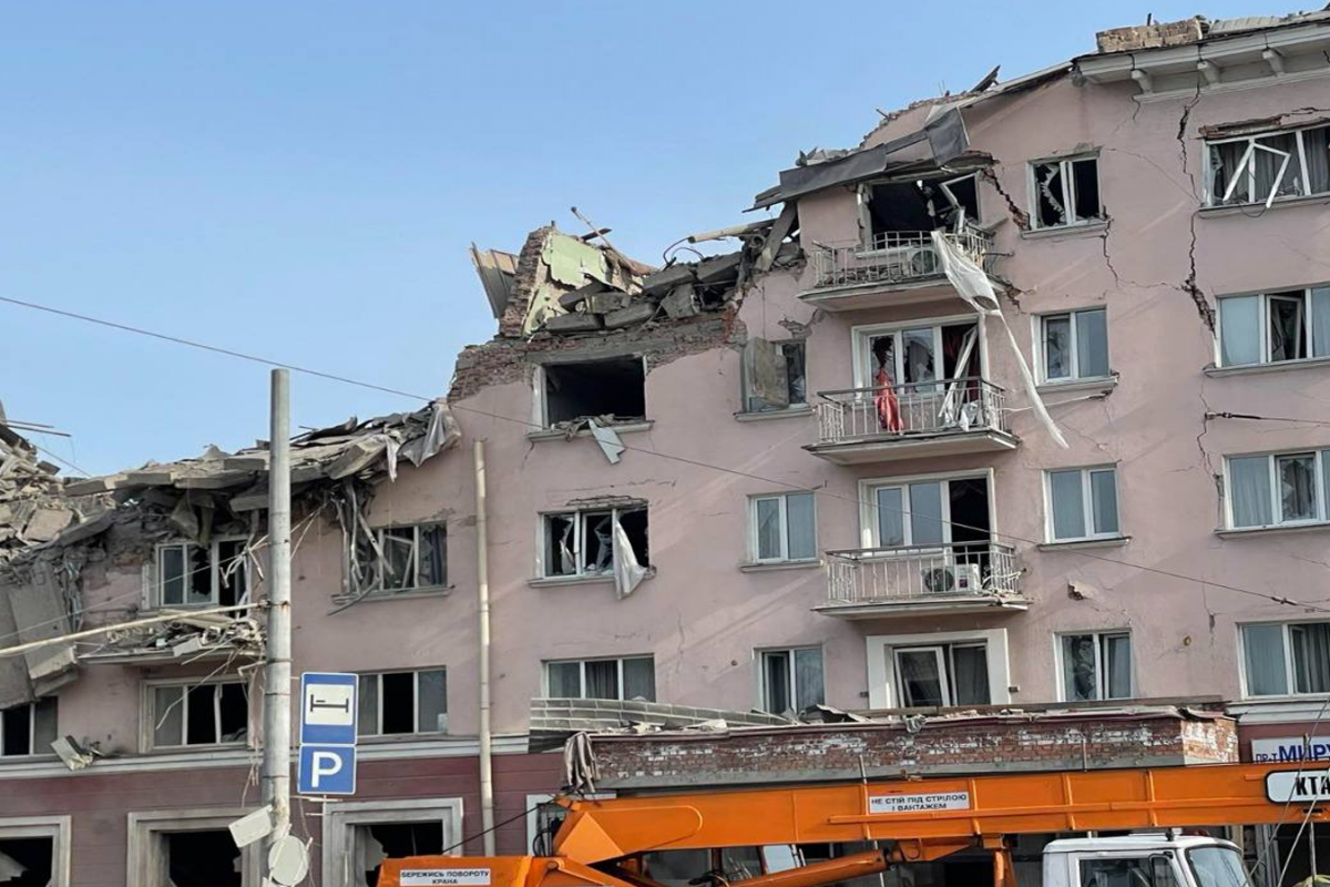 Під час бомбардування Чернігова зруйновано готель «Україна» у центрі міста - розпочато розслідування Під час бомбардування Чернігова зруйновано готель «Україна» у центрі міста - розпочато розслідування