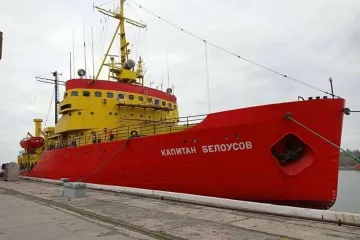 ​У Маріупольському порту ворог обстріляв єдиний в Україні криголам «Капітан Белоусов» - одна людина загинула