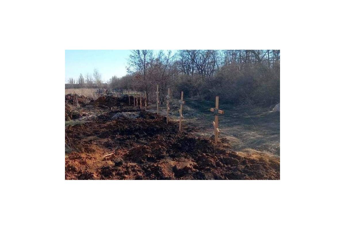 Російське вторгнення в Україну : На Луганщині людей ховають у дворах та братських могилах Російське вторгнення в Україну : На Луганщині людей ховають у дворах та братських могилах